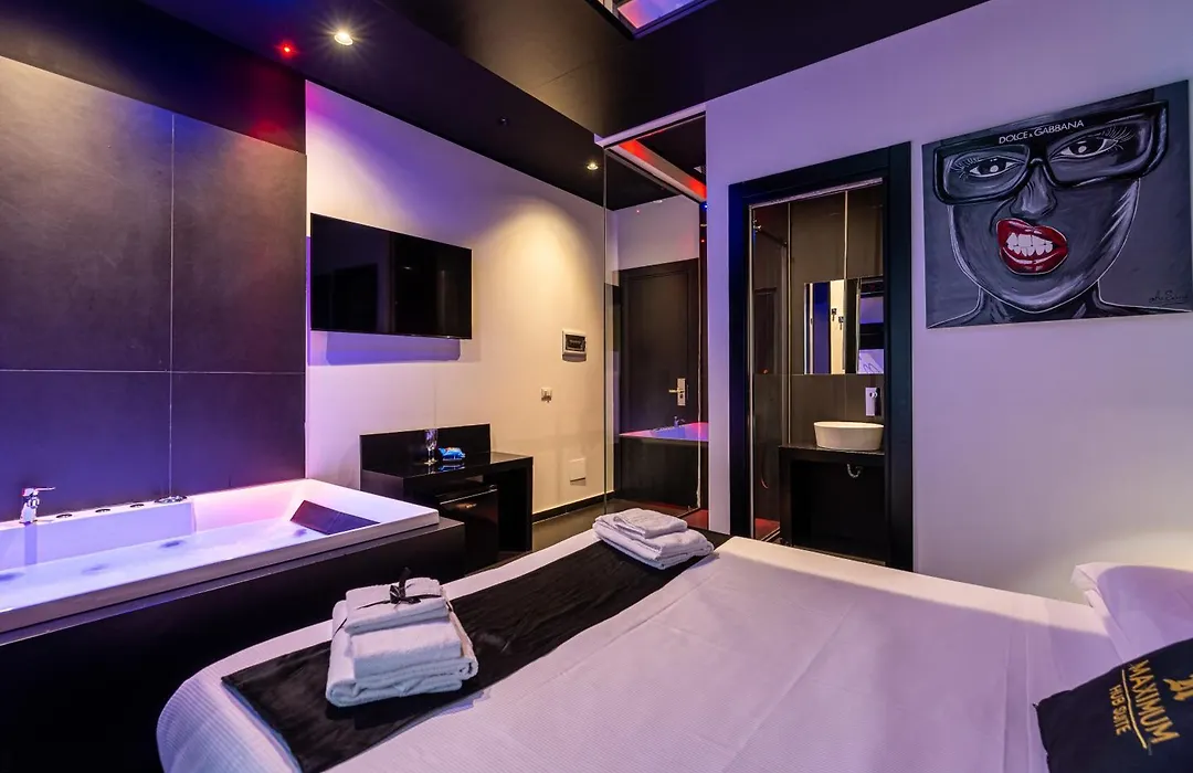 Maximum Hub Suite&Spa-1